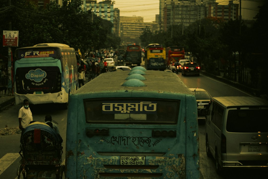 শহরের সড়কে যানবাহনের ভিড়